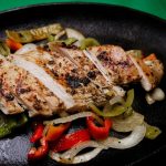 Pollo a la Parrilla con Pimientos y Cebolla Salteados