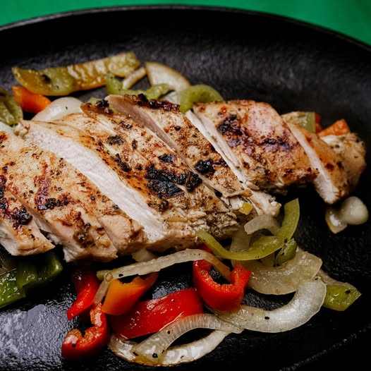 Pollo a la Parrilla con Pimientos y Cebolla Salteados