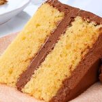Pastel Amarillo Esponjoso con Cobertura de Chocolate 🍫