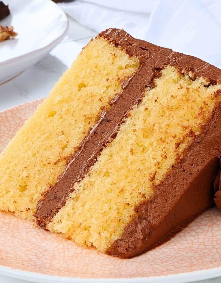 Pastel Amarillo Esponjoso con Cobertura de Chocolate 🍫