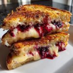 Sándwich a la Plancha de Brie y Mermelada de Mora