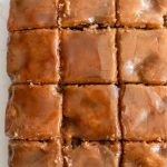 Pastel de Manzana Fácil con Salsa de Caramelo
