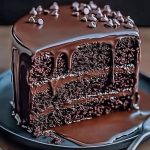Pastel de Chocolate Decadente (3 Capas con Glaseado de Chocolate)