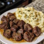 Bocaditos de carne con mantequilla de ajo y puré cremoso