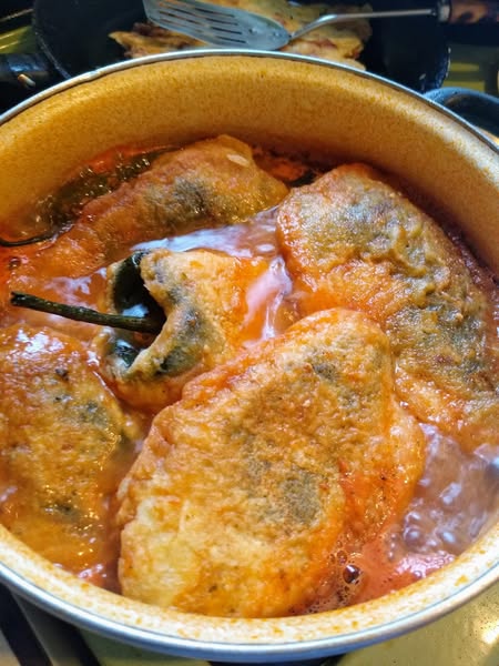 Chiles Rellenos en Salsa de Tomate