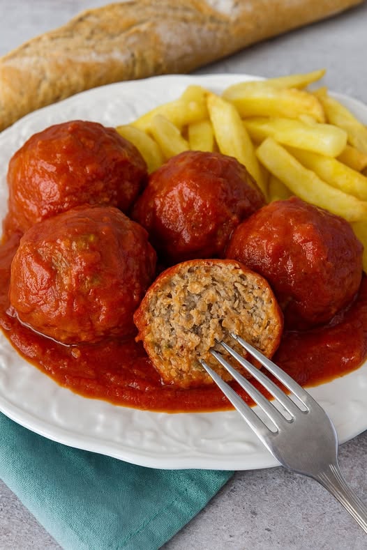 Albóndigas con Salsa de Tomate Casera
