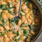 Ñoquis Cremosos con Espinacas (Comida de Una Sola Olla en 20 Minutos)