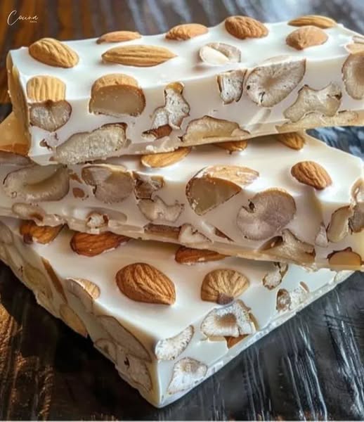 Turrón de Almendra: Tradición, Historia y Receta para Endulzar la Navidad  El turrón de almendra es uno de los dulces más emblemáticos de la Navidad