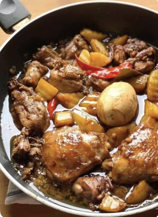Receta de Pollo Adobo con Huevo y Papas