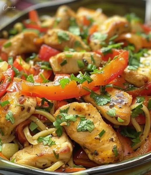 Tallarines salteados con pollo y verduras