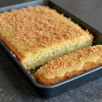 Pastel de Coco con Glaseado de Leche Condensada y Coco Tostado