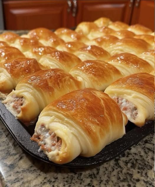 Rollitos de Medialuna con Queso Crema y Salchicha