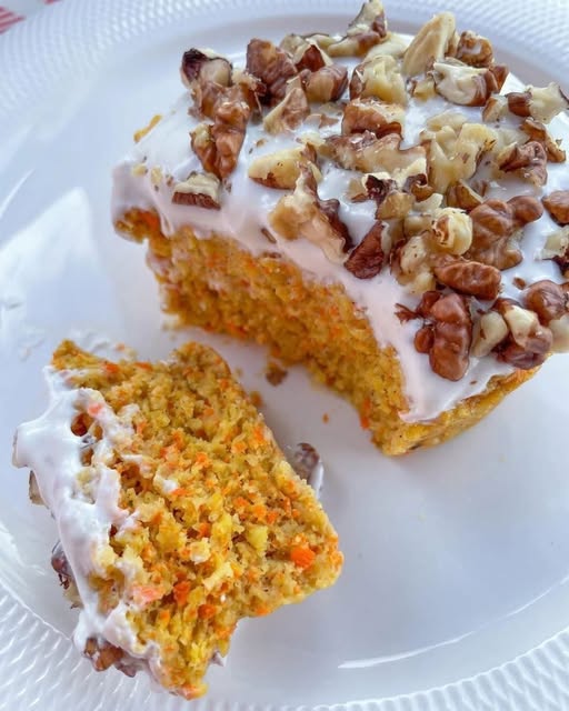 Pastel de Avena con Zanahoria y Manzana con Cobertura de Nueces y Chocolate Blanco