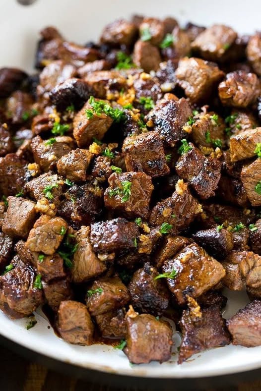 Bocados de Filete Chamuscados en Mantequilla y Ajo