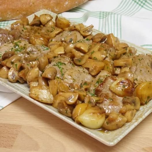 Solomillo de cerdo al ajillo con champiñones